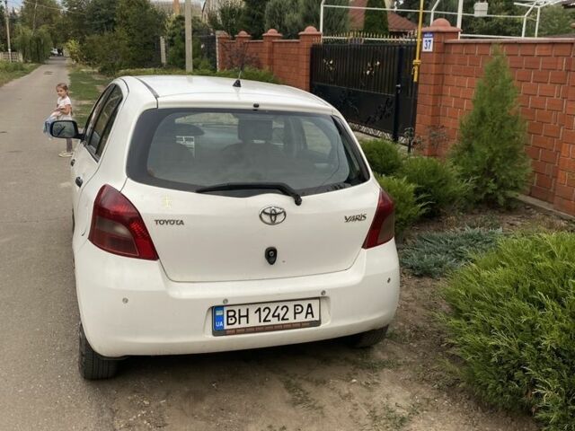Белый Тойота Ярис, объемом двигателя 1 л и пробегом 205 тыс. км за 2900 $, фото 2 на Automoto.ua
