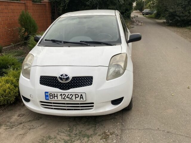 Белый Тойота Ярис, объемом двигателя 1 л и пробегом 205 тыс. км за 2900 $, фото 1 на Automoto.ua