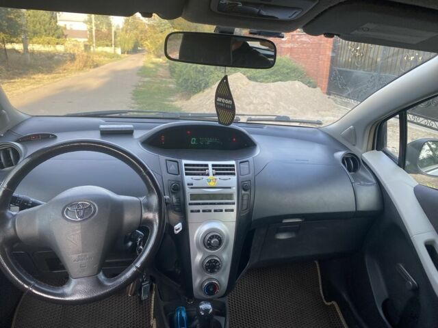 Белый Тойота Ярис, объемом двигателя 1 л и пробегом 205 тыс. км за 2900 $, фото 3 на Automoto.ua