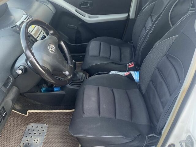 Белый Тойота Ярис, объемом двигателя 1 л и пробегом 205 тыс. км за 2900 $, фото 4 на Automoto.ua