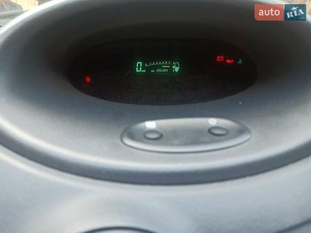 Бежевый Тойота Ярис, объемом двигателя 1.3 л и пробегом 206 тыс. км за 3600 $, фото 1 на Automoto.ua