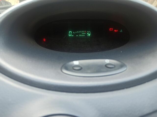 Бежевый Тойота Ярис, объемом двигателя 1.3 л и пробегом 206 тыс. км за 3600 $, фото 2 на Automoto.ua