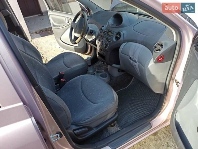 Бежевый Тойота Ярис, объемом двигателя 1.3 л и пробегом 206 тыс. км за 3600 $, фото 4 на Automoto.ua