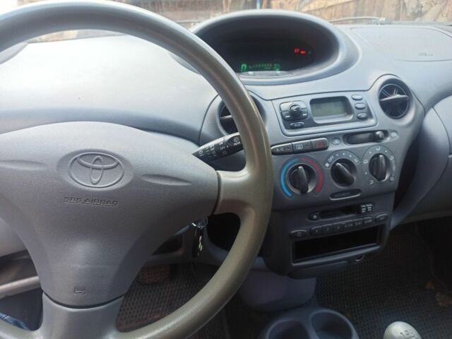 Бежевый Тойота Ярис, объемом двигателя 1.3 л и пробегом 206 тыс. км за 3600 $, фото 1 на Automoto.ua
