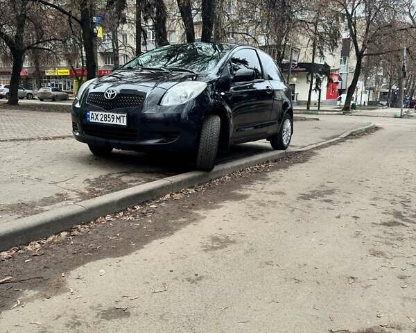Черный Тойота Ярис, объемом двигателя 1 л и пробегом 217 тыс. км за 3800 $, фото 6 на Automoto.ua