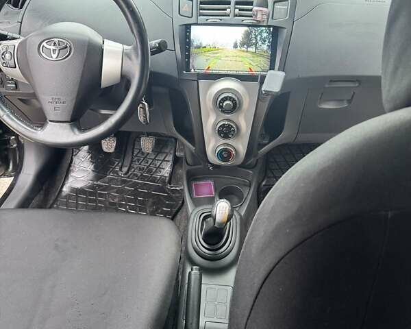 Черный Тойота Ярис, объемом двигателя 1 л и пробегом 217 тыс. км за 3800 $, фото 3 на Automoto.ua