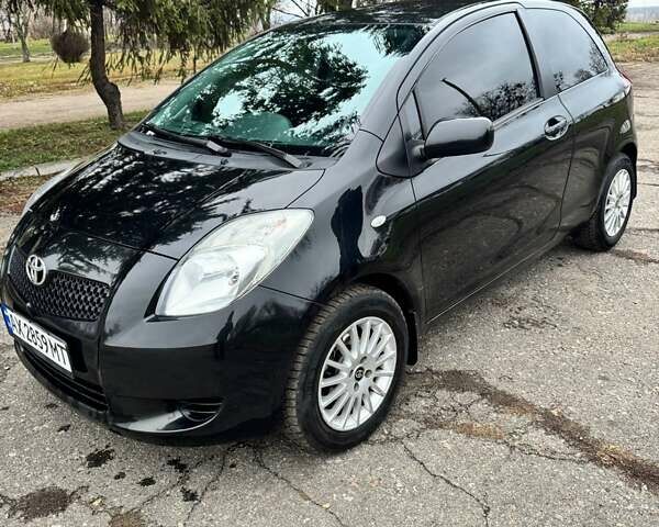 Черный Тойота Ярис, объемом двигателя 1 л и пробегом 217 тыс. км за 3800 $, фото 1 на Automoto.ua