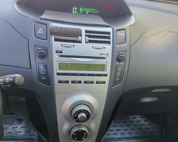 Чорний Тойота Яріс, об'ємом двигуна 1 л та пробігом 232 тис. км за 4800 $, фото 13 на Automoto.ua
