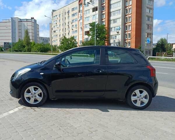 Черный Тойота Ярис, объемом двигателя 1.36 л и пробегом 244 тыс. км за 6900 $, фото 2 на Automoto.ua