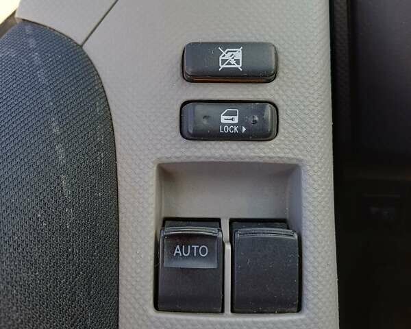 Черный Тойота Ярис, объемом двигателя 1.36 л и пробегом 244 тыс. км за 6900 $, фото 10 на Automoto.ua