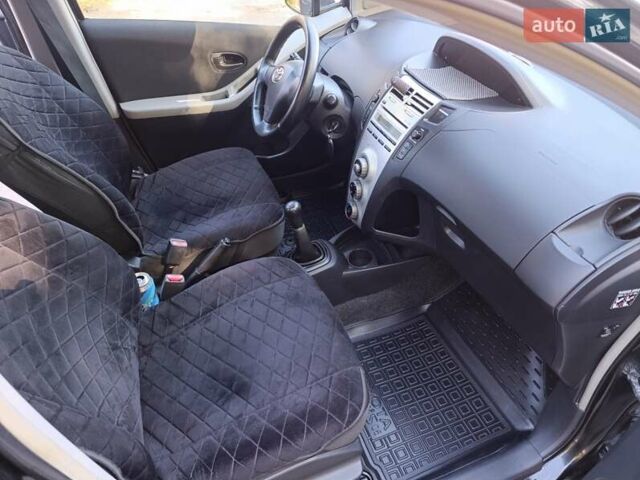 Чорний Тойота Яріс, об'ємом двигуна 1 л та пробігом 232 тис. км за 4800 $, фото 10 на Automoto.ua
