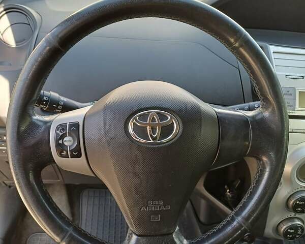 Черный Тойота Ярис, объемом двигателя 1.36 л и пробегом 244 тыс. км за 6900 $, фото 14 на Automoto.ua