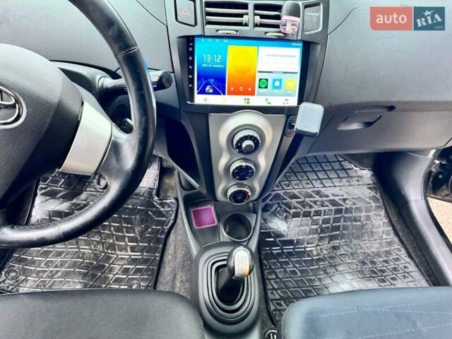 Черный Тойота Ярис, объемом двигателя 1 л и пробегом 217 тыс. км за 3800 $, фото 2 на Automoto.ua