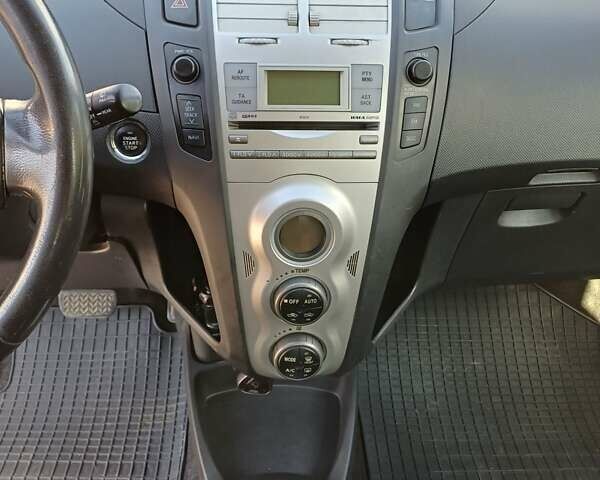 Черный Тойота Ярис, объемом двигателя 1.36 л и пробегом 244 тыс. км за 6900 $, фото 11 на Automoto.ua