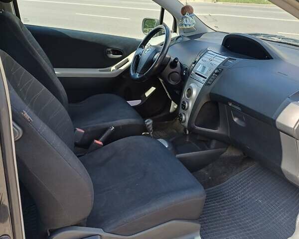 Черный Тойота Ярис, объемом двигателя 1.36 л и пробегом 244 тыс. км за 6900 $, фото 9 на Automoto.ua