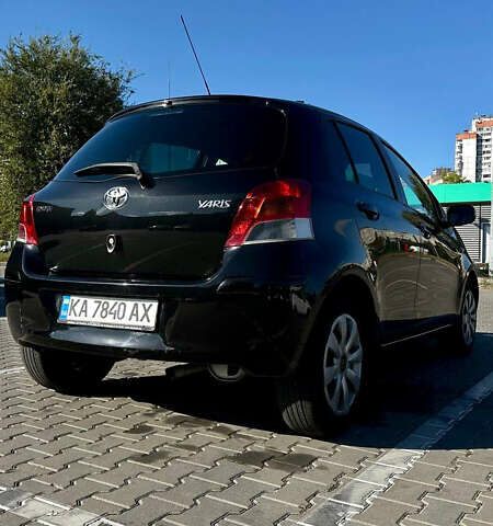 Черный Тойота Ярис, объемом двигателя 1.33 л и пробегом 220 тыс. км за 6800 $, фото 1 на Automoto.ua