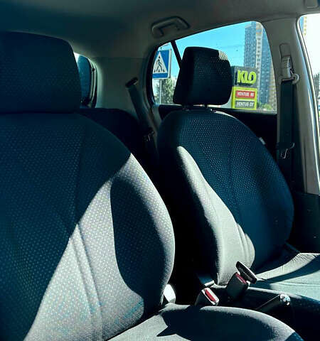 Черный Тойота Ярис, объемом двигателя 1.33 л и пробегом 220 тыс. км за 6800 $, фото 8 на Automoto.ua