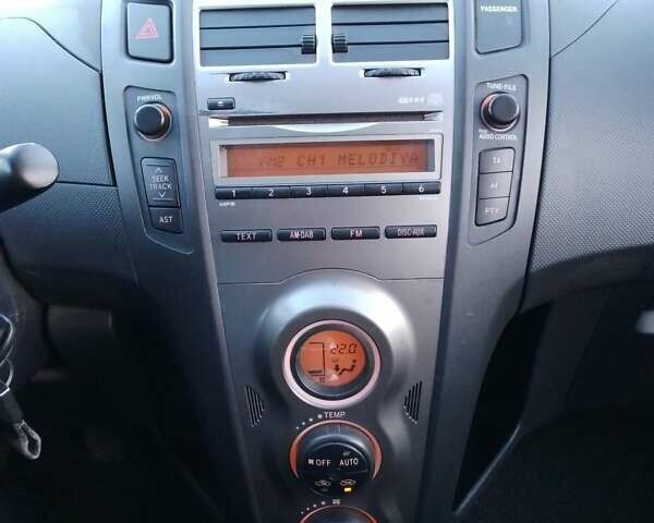 Черный Тойота Ярис, объемом двигателя 1.33 л и пробегом 162 тыс. км за 6500 $, фото 11 на Automoto.ua