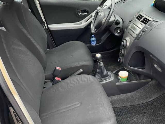 Чорний Тойота Яріс, об'ємом двигуна 1.3 л та пробігом 229 тис. км за 7100 $, фото 1 на Automoto.ua