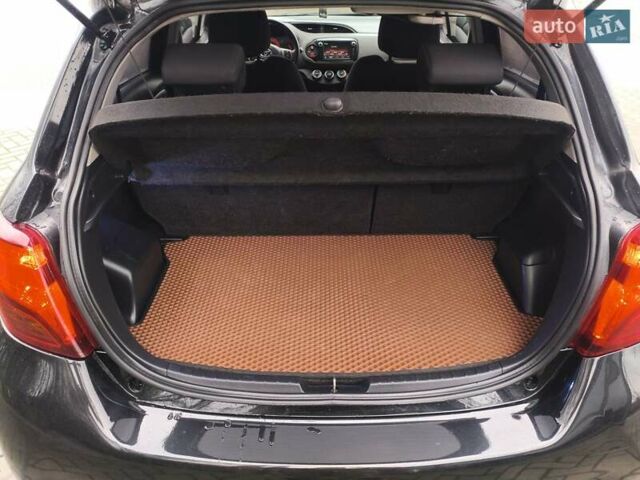 Черный Тойота Ярис, объемом двигателя 1.33 л и пробегом 149 тыс. км за 8000 $, фото 14 на Automoto.ua