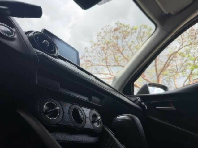 Чорний Тойота Яріс, об'ємом двигуна 1.5 л та пробігом 31 тис. км за 10000 $, фото 10 на Automoto.ua