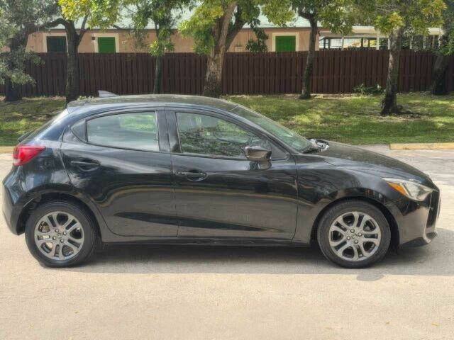 Чорний Тойота Яріс, об'ємом двигуна 1.5 л та пробігом 31 тис. км за 10000 $, фото 3 на Automoto.ua