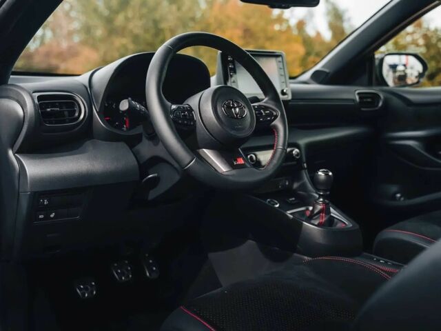 Чорний Тойота Яріс, об'ємом двигуна 1.6 л та пробігом 17 тис. км за 4900 $, фото 7 на Automoto.ua