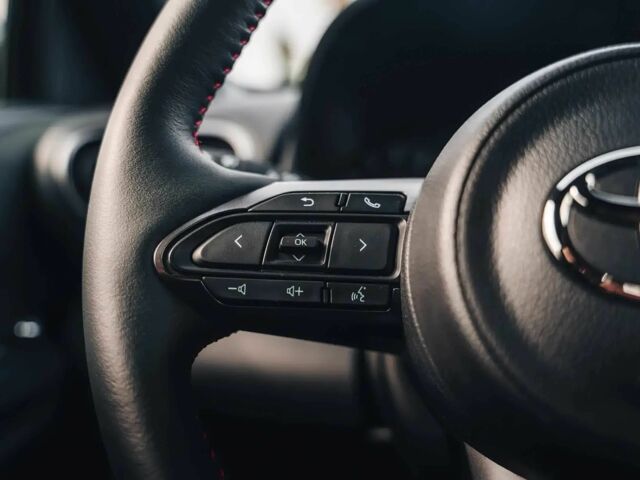 Чорний Тойота Яріс, об'ємом двигуна 1.6 л та пробігом 17 тис. км за 4900 $, фото 9 на Automoto.ua