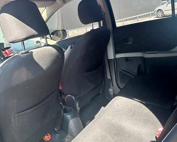 Черный Тойота Ярис, объемом двигателя 1.3 л и пробегом 168 тыс. км за 6500 $, фото 7 на Automoto.ua