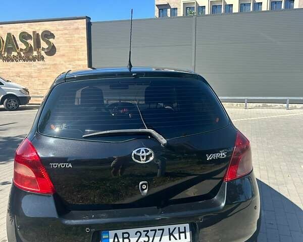 Черный Тойота Ярис, объемом двигателя 1.3 л и пробегом 168 тыс. км за 6500 $, фото 9 на Automoto.ua
