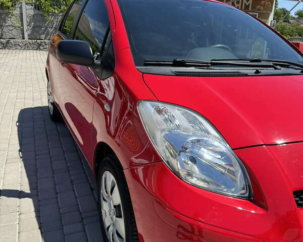 Черный Тойота Ярис, объемом двигателя 1 л и пробегом 160 тыс. км за 5800 $, фото 1 на Automoto.ua