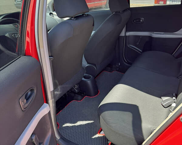 Черный Тойота Ярис, объемом двигателя 1 л и пробегом 160 тыс. км за 5800 $, фото 7 на Automoto.ua