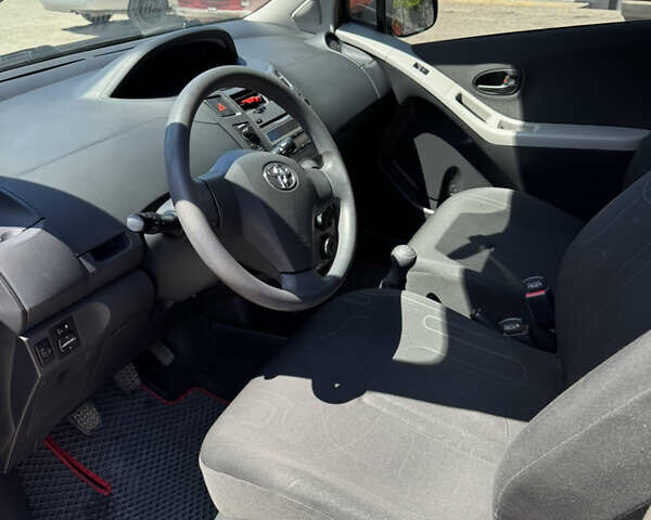 Черный Тойота Ярис, объемом двигателя 1 л и пробегом 160 тыс. км за 5800 $, фото 6 на Automoto.ua