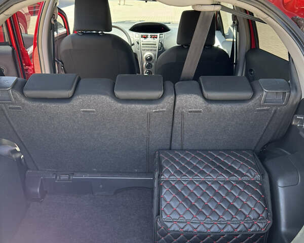 Черный Тойота Ярис, объемом двигателя 1 л и пробегом 160 тыс. км за 5800 $, фото 8 на Automoto.ua