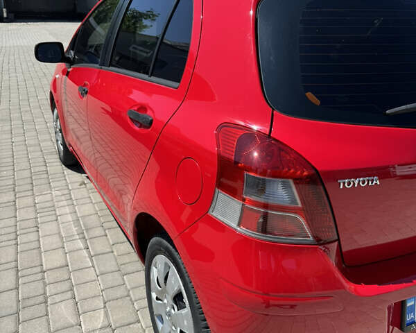 Черный Тойота Ярис, объемом двигателя 1 л и пробегом 160 тыс. км за 5800 $, фото 4 на Automoto.ua