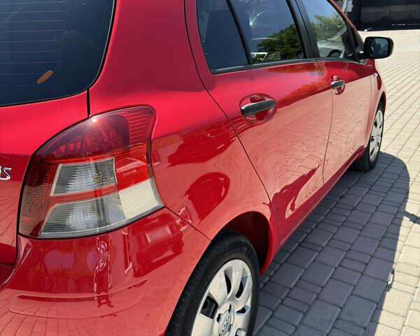 Черный Тойота Ярис, объемом двигателя 1 л и пробегом 160 тыс. км за 5800 $, фото 2 на Automoto.ua