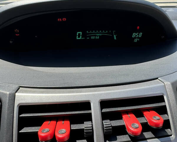 Черный Тойота Ярис, объемом двигателя 1 л и пробегом 160 тыс. км за 5800 $, фото 11 на Automoto.ua