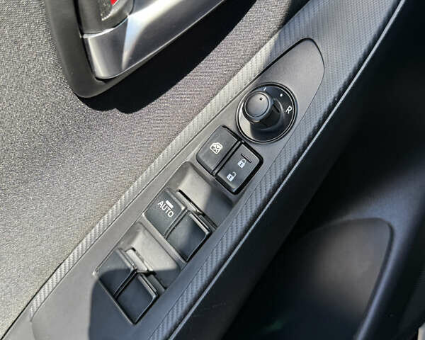 Черный Тойота Ярис, объемом двигателя 1.5 л и пробегом 98 тыс. км за 12500 $, фото 36 на Automoto.ua