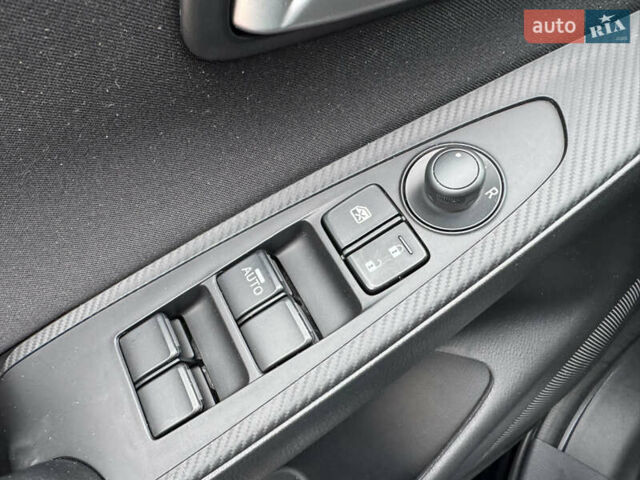 Чорний Тойота Яріс, об'ємом двигуна 1.5 л та пробігом 44 тис. км за 11999 $, фото 26 на Automoto.ua