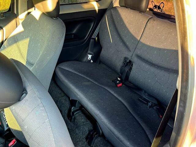 Фиолетовый Тойота Ярис, объемом двигателя 1 л и пробегом 180 тыс. км за 3200 $, фото 3 на Automoto.ua