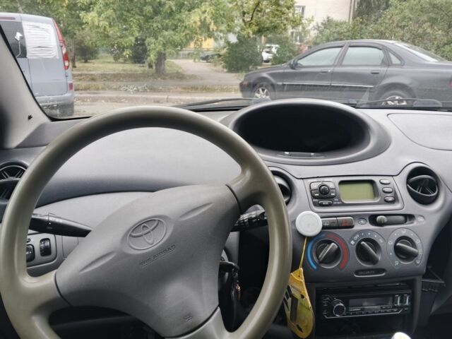 Красный Тойота Ярис, объемом двигателя 1 л и пробегом 260 тыс. км за 2750 $, фото 6 на Automoto.ua