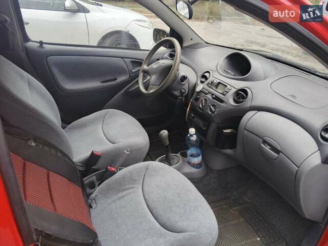 Красный Тойота Ярис, объемом двигателя 1 л и пробегом 260 тыс. км за 2750 $, фото 8 на Automoto.ua