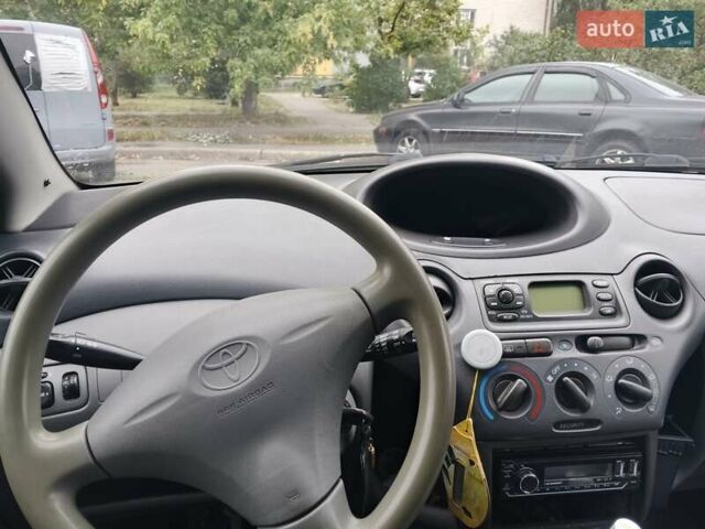 Красный Тойота Ярис, объемом двигателя 1 л и пробегом 260 тыс. км за 2750 $, фото 2 на Automoto.ua