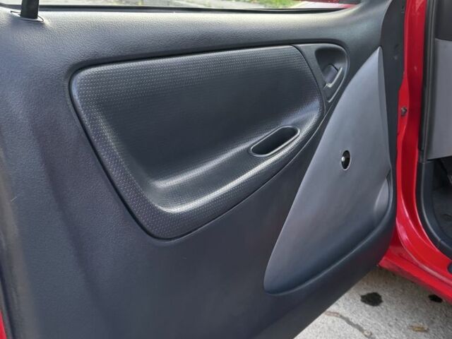 Красный Тойота Ярис, объемом двигателя 1 л и пробегом 185 тыс. км за 2700 $, фото 12 на Automoto.ua