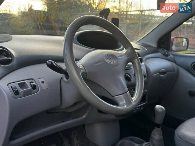 Красный Тойота Ярис, объемом двигателя 1 л и пробегом 185 тыс. км за 2700 $, фото 11 на Automoto.ua