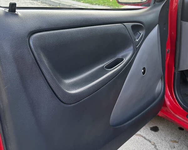 Красный Тойота Ярис, объемом двигателя 1 л и пробегом 185 тыс. км за 2700 $, фото 12 на Automoto.ua