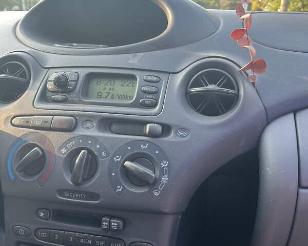 Червоний Тойота Яріс, об'ємом двигуна 1.3 л та пробігом 200 тис. км за 3500 $, фото 5 на Automoto.ua