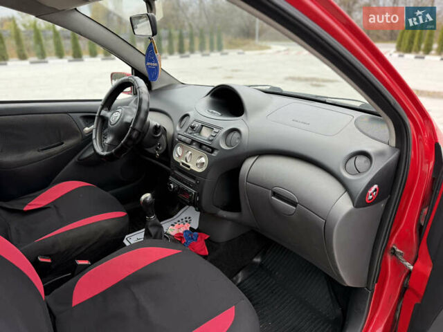 Красный Тойота Ярис, объемом двигателя 1 л и пробегом 240 тыс. км за 2600 $, фото 9 на Automoto.ua