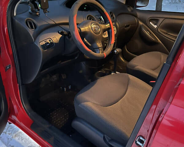 Красный Тойота Ярис, объемом двигателя 1.3 л и пробегом 210 тыс. км за 5000 $, фото 6 на Automoto.ua