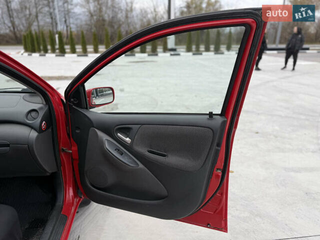 Красный Тойота Ярис, объемом двигателя 1 л и пробегом 240 тыс. км за 2600 $, фото 12 на Automoto.ua